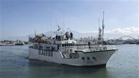 琉球籍漁船公海起火  10人棄船皆獲救屏東琉球籍漁船旭承輝號23日深夜在公海海域起火，由於火勢過大，船上10人棄船逃生，所幸24日凌晨均被友船救起，全員均安。（琉球區漁會提供）中央社記者李卉婷傳真  112年8月24日