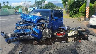 汽車闖紅燈撞重機　騎士噴飛2層樓高慘死