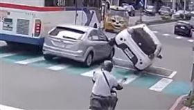 桃園市路口車禍，白車翹孤輪後平安著地。（圖／翻攝記者爆料網）