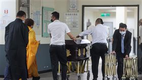 北市府規劃二殯暫存確診者遺體（3）針對確診者遺體火化爭議，台北市副市長黃珊珊14日在議會表示，已規劃在台北市立第二殯儀館尋找使用空間，初步研議將使用二殯火化場旁空間，搭設帳棚作為遺體暫存場域，以進行入殮、儀式及送火化等流程。圖為二殯火化場相關人員作業情形。中央社記者鄭清元攝  111年6月14日