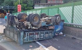 國道三號木柵隧道小貨車翻覆。（圖／翻攝畫面）