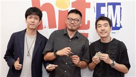 葛大為（中）邀請送給守夜人旭章（左）、四分衛阿山（右）談論夜晚創作主題。（圖／Hit Fm聯播網提供）