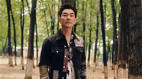 任賢齊最新主打〈好久不見〉，力邀好友郝雲製作編曲。（圖／相信音樂提供）