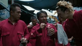 藤井風在廢棄車廠跟作業員吃泰山八寶粥。圖片來源：Fujii Kaze YouTube