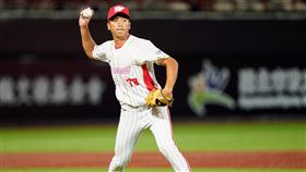 龍隊新秀吳君奕昨中繼1局，用11球讓富邦悍將3上3下，本季出賽2場投2局無失分，表現相當搶眼。（圖／味全龍提供）
