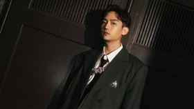 大鶴因被人行道植栽刺到嚇得後退，險遭後方機車衝撞。（圖／翻攝自林鶴軒（大鶴）臉書）