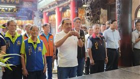 侯友宜嘉義梅山玉虛宮參香國民黨總統參選人侯友宜（前中）26日走訪嘉義縣，到梅山鄉玉虛宮等廟宇參拜祈福，並在玉虛宮廟前廣場開講，提出台灣農業政策展望。中央社記者姜宜菁攝  112年8月26日