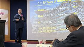 林百里高教論壇分享  不擔心AI取代人類教師廣達董事長林百里（左）26日在台北出席2023高等教育改革論壇並發表演說，林百里認為，AI不會教導使命感、熱情和視野，這些都是人類智慧的強項，有些東西還是要靠教師「手把手」去教才有溫度，也因此他不擔心AI會取代人類教師。中央社記者陳至中攝  112年8月26日