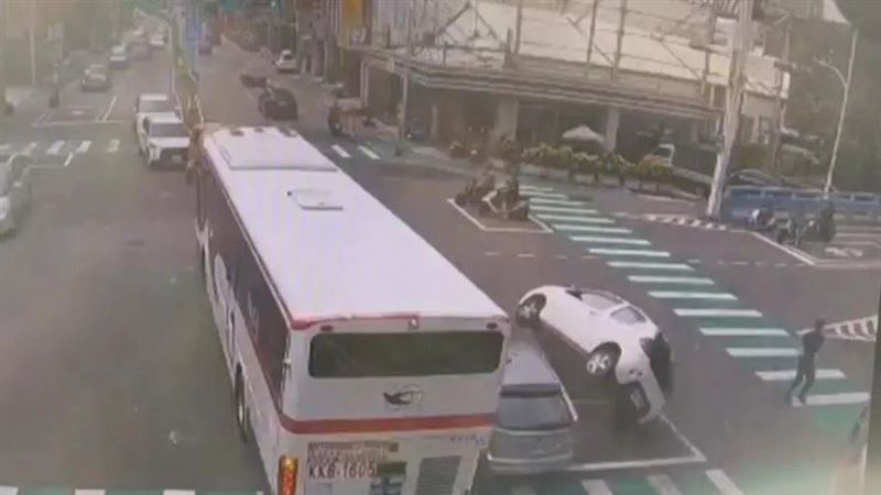 疑為閃左轉公車　自小客「翹孤輪」險翻車