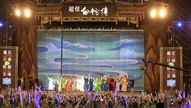 明華園「超炫白蛇傳」嘉義演出  5萬人共賞明華園戲劇總團26日在嘉義縣政府前廣場演出經典作「超炫白蛇傳」，為民眾帶來國家級劇院規格表演，現場湧入約5萬名觀眾。中央社記者姜宜菁攝  112年8月26日