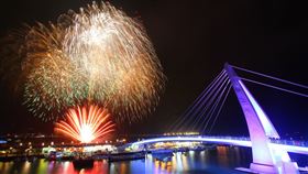 淡水魚人碼頭情人節煙火(新北市漁業處提供)