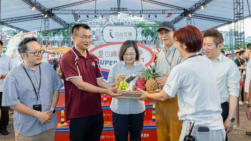 台日水果夏祭登場　蔡英文邀一起吃水果
