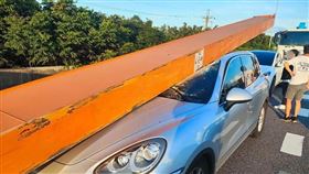 6車連撞10噸鋼樑砸保時捷　神奇畫面曝光（圖／翻攝畫面）