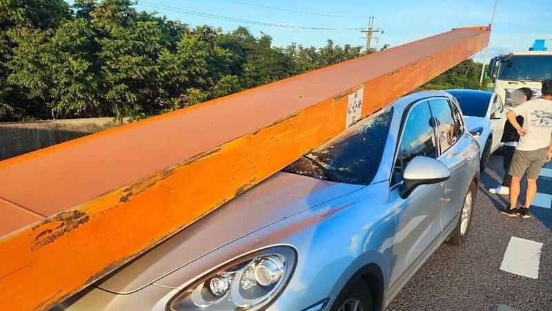 6車連撞10噸鋼樑砸保時捷　神奇畫面曝光