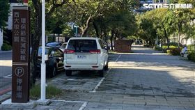 台中西大墩公園，白色客貨車違停機車停車格。（圖／記者李忠憲拍攝）