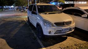 台中西大墩公園，白色客貨車違停機車停車格。（圖／記者李忠憲拍攝）