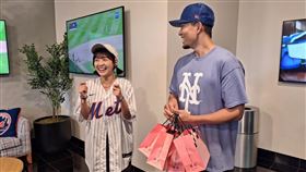 ▲樂天女孩隊長籃籃：「千賀身上好香喔！」（圖／樂天桃猿球團提供）