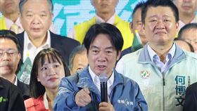 賴清德：台北走100步　不如22縣市手牽手走一步全國雲林旅外鄉親賴清德後援會27日在新北市新莊區舉行成立大會，民進黨總統參選人賴清德（前中）表示，「台北市走100步，不如22個縣市手牽手向前走一步」，大家都是國家主人，都貢獻同樣的義務，應該得到國家一樣的照顧。中央社記者趙世勳攝  112年8月27日