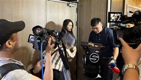 被追問賴勁麟「綠能財」 賴品妤遭推擠險絆倒民進黨立委賴品妤父親、前立委賴勁麟的雲豹能源公司遭質疑靠民進黨執政優勢大賺綠能財，賴品妤（左3）24日出席衛教記者會後被追問此事，離場時因推擠險絆倒，一度與媒體發生口角。中央社記者陳婕翎攝  112年8月24日