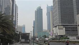 雅加達空污嚴重霧霾籠罩雅加達空氣污染問題嚴重，霧霾籠罩，政府近日勒令關閉4家工廠，盼改善空氣品質。中央社實習記者黃瑩珊雅加達攝  112年8月27日