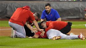 ▲天使先發投手希爾瑟斯（Chase Silseth）被隊友傳球誤傷倒地。（圖／美聯社／達志影像）