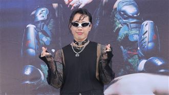 Marz23當爸首露面　戴手術帽直奔簽唱會