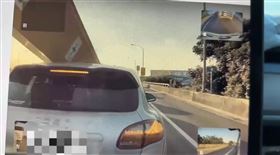 保時捷休旅車遭10多噸H型鋼樑壓頂。（圖／記者爆料網）