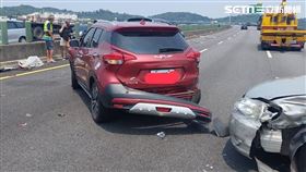 國道三號苗栗後龍路段，鋁梯未綁牢掉地下，引發後方4車連環撞。（圖／民眾提供）