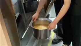 中國浙江一家餐廳用自來水泡飲料給顧客喝。（圖／翻攝自澎湃新聞）