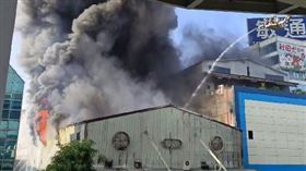 新北五股465坪工廠起火！全面燃燒冒濃煙　（圖／翻攝畫面）