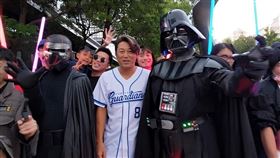 「韓哥」姜成鎬結束台灣行在飯店前和粉絲大合照。（圖／馬可多本部提供）