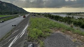 大安溪廍子堤防，自撞衝邊坡，翻落大安溪床，妻子死亡，　同路段15天奪3命(圖／翻攝畫面)