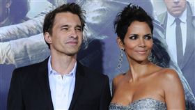 荷莉貝瑞（右）和奧利佛馬丁內斯離婚官司打了8年。（圖／美聯社／達志影像）