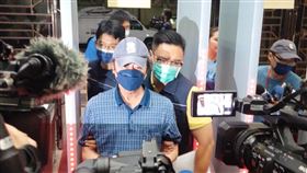 涉im.B詐騙案  前政院顧問陳振坤3萬元交保台北地檢署偵辦im.B詐騙案30日拘提與主嫌曾國緯（本名曾耀鋒）過從甚密的前行政院政務顧問陳振坤（前）等6人。檢察官複訊後，31日凌晨諭令陳男新台幣5萬元交保，但他因交不出保金，降為3萬元交保。中央社記者謝幸恩攝  112年5月31日