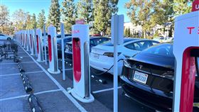 特斯拉超級充電站電動車大廠特斯拉（Tesla）在全美設有約2000處「超級充電站」（Supercharger stations），圖為洛杉磯一處超級充電站停滿特斯拉電動車。中央社記者林宏翰洛杉磯攝  112年8月27日