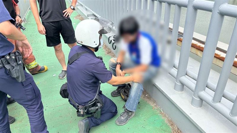 19歲男蹲坐關渡橋邊　淡水警消聯手救援
