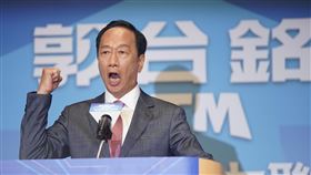 郭台銘宣布參選總統（1）鴻海創辦人郭台銘28日在台北舉行「主流民意大聯盟」記者會，表示將以總統參選人的身分，投入2024總統大選。圖為郭台銘振臂表達決心。中央社記者徐肇昌攝  112年8月28日