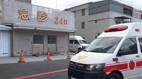 沙拉油潤滑都拔不出來！小三男童兩隻食指卡椅子洞「連人帶椅」送醫鋸開 急診室外觀 救護車開進急診室 （圖／記者王浩原攝影）