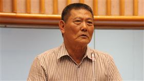 被指砂石抽利潤　屏議長周典論否認民進黨籍屏東縣議員吳亮慶（圖）27日議會質詢時表示，有人告訴他「標砂石要給議長周典論一點利潤」；針對吳亮慶的指控，周典論下午聲明指出，從未涉入砂石案。（屏東縣議會提供）中央社記者郭芷瑄傳真　108年5月27日