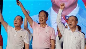 主流民意大聯盟說明會  郭台銘同台屏東正副議長「主流民意大聯盟」說明晚會9日晚間在屏東登場，鴻海集團創辦人郭台銘（中）與國民黨籍屏東縣議長周典論（右）、無黨籍副議長盧文瑞（左）同台亮相。中央社記者李卉婷攝  112年8月9日