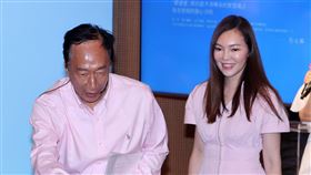 郭台銘「郭爸爸寫給年輕人的30則備忘錄」新書發表會，夫人曾馨瑩陪同出席。（圖/記者邱榮吉攝影）