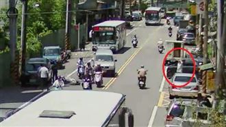 迴轉害騎士慘摔！駕駛下車站路邊抓頭肇逃