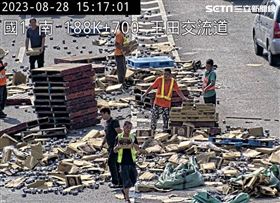 新／王田交流道「百箱咖啡散落」嚴重回堵(圖/翻攝高公局)