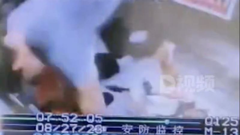電梯失速急速下墜　乘客失重騰空重摔