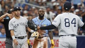 ▲阿羅沙瑞納（Randy Arozarena）被砸觸身球後，光芒、洋基2度板凳清空。（圖／美聯社／達志影像）