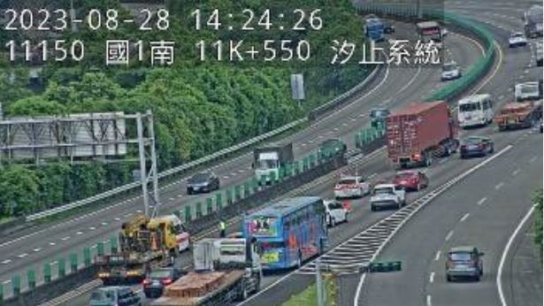 韓高球團國道遭追撞 8大2小全送醫