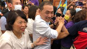 侯友宜出席「嘉義人挺家己人」活動（2）國民黨總統參選人侯友宜（前中）8日在嘉義市長黃敏惠（前左）陪同下，到鈺通大飯店出席「嘉義人挺家己人」活動，向與會者致意，現場氣氛熱烈。中央社記者黃國芳攝  112年7月8日