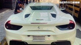 白色法拉利超跑在博愛特區違停遭到拖吊。（圖／翻攝畫面）