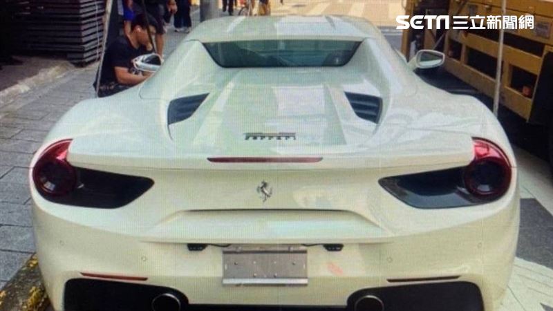 法拉利違停博愛特區　警因車牌註銷秒拖吊