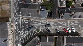 馬路標線「歪七扭八」，交錯，駕駛開到頭暈想吐，視覺干擾，市長：防超速有成效(圖／翻攝自臉書社團)